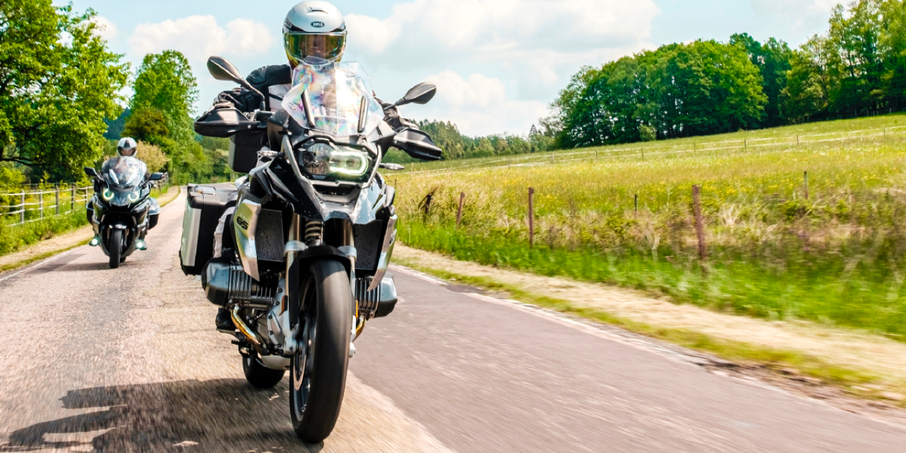 gehoorbescherming motorrijden, oordoppen op de motor, bescherm je gehoor tijdens het werken in de tuin, tuingereedschap gehoorschade